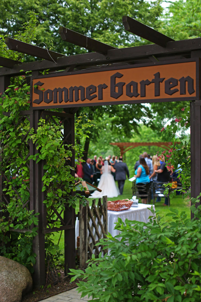 Sommer Garten Wedding- Bavarian Inn Lodge in Frankenmuth 